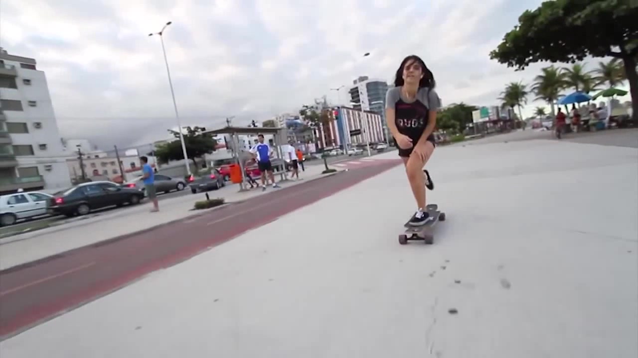 Teaser longboarding with major upskirt