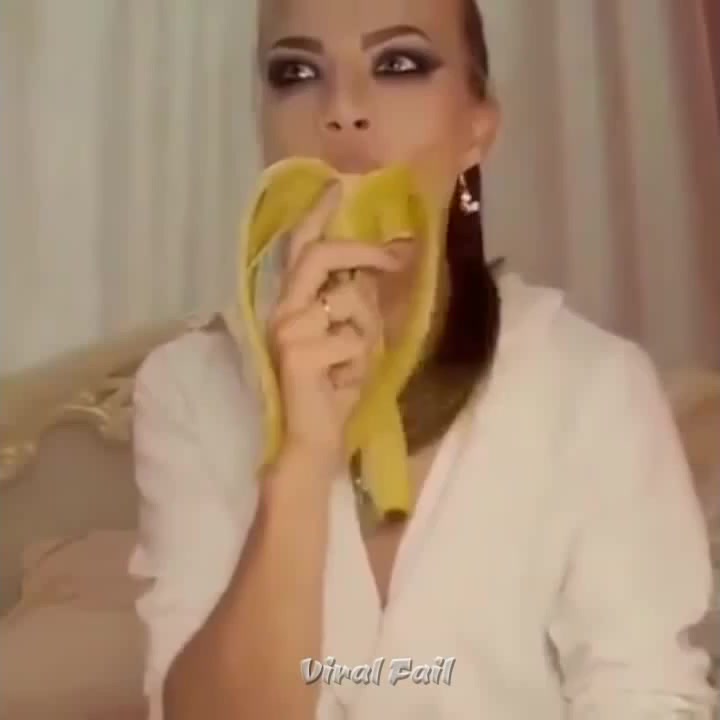 Девушка Сосет Банан Фото