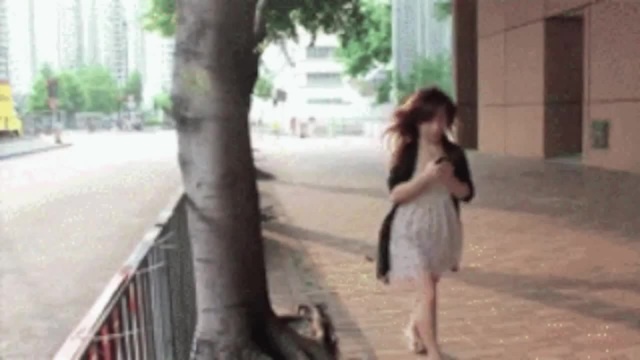 Сев на корточки девушка ласкает себя на улице гиф