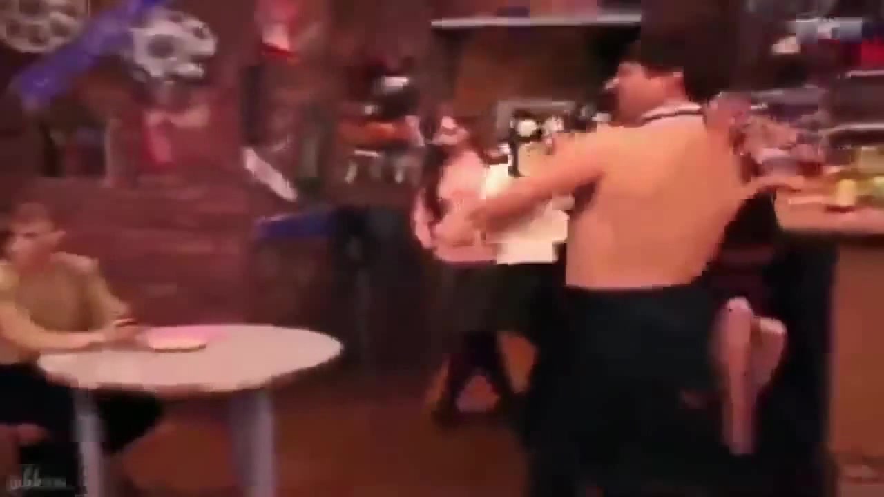 Гена Букин танцует в баре