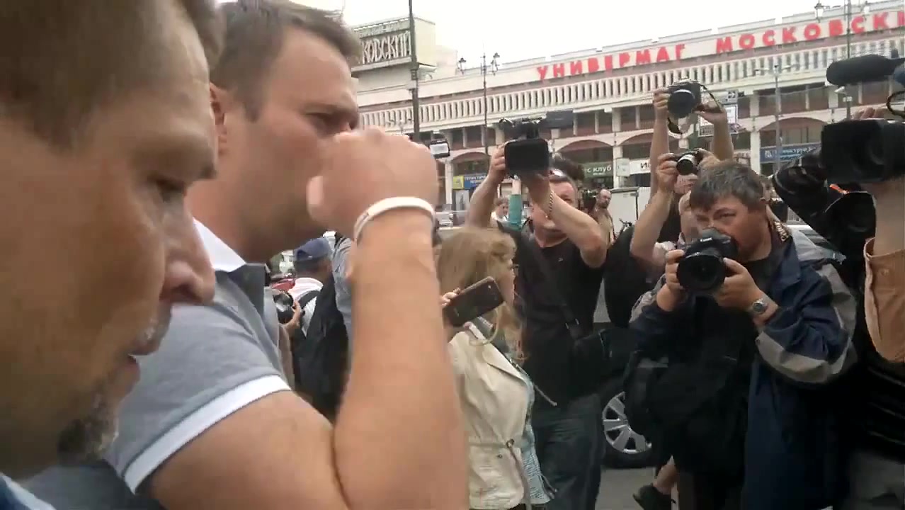 Почему навальный террорист. Навальный проект Кремля. Навальный до оппозиционной деятельности фото. Навальный фото Манежка. Пацаны провожают толпу.
