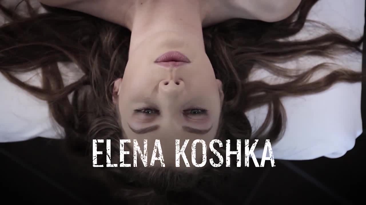 Schönen Russischen Elena Koshka lockt Ihr persönlicher masseur für dampfenden ficken
