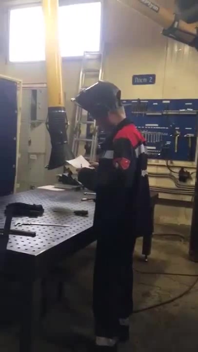 Ученик сварщика. Вакансии открыты по ссылке в профиле. - Coub - The ...