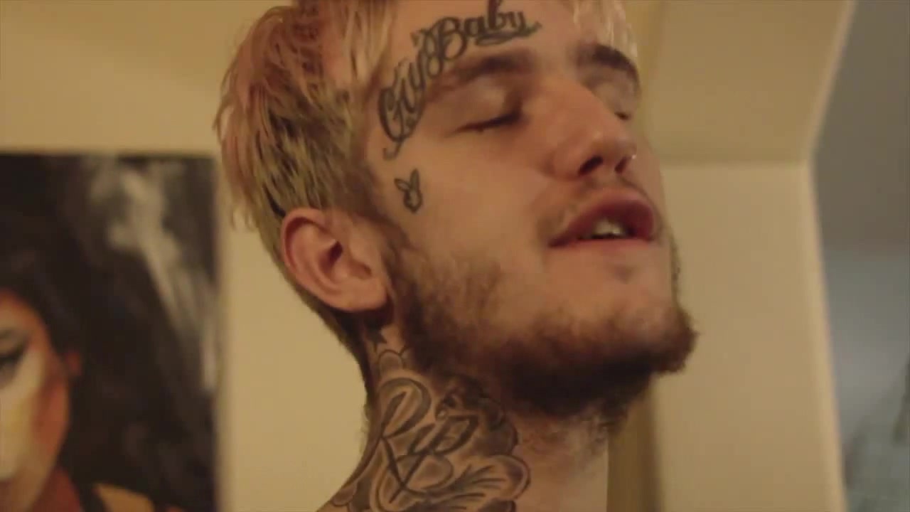 Lil peep white перевод. Lil Peep 2016. Lil Peep с бородой. Лил пип White Wine. Lil Peep 2016 прическа.