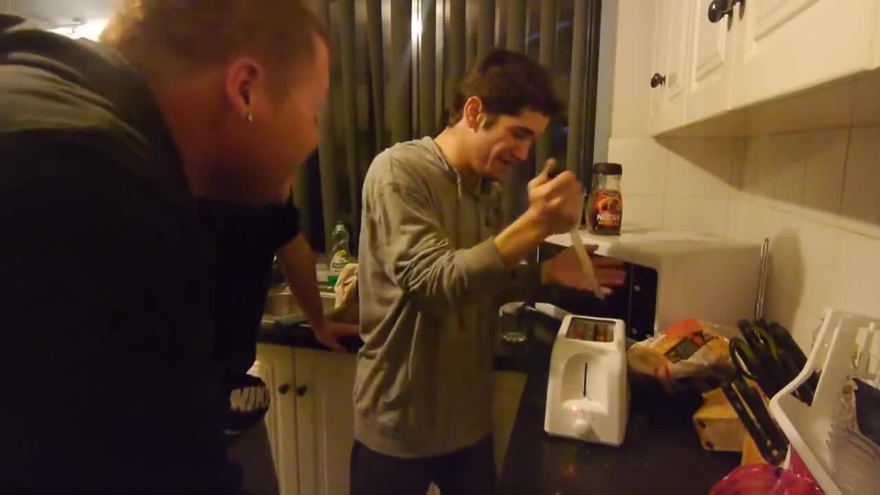 this is why you should never put a knife in a toaster Coub The