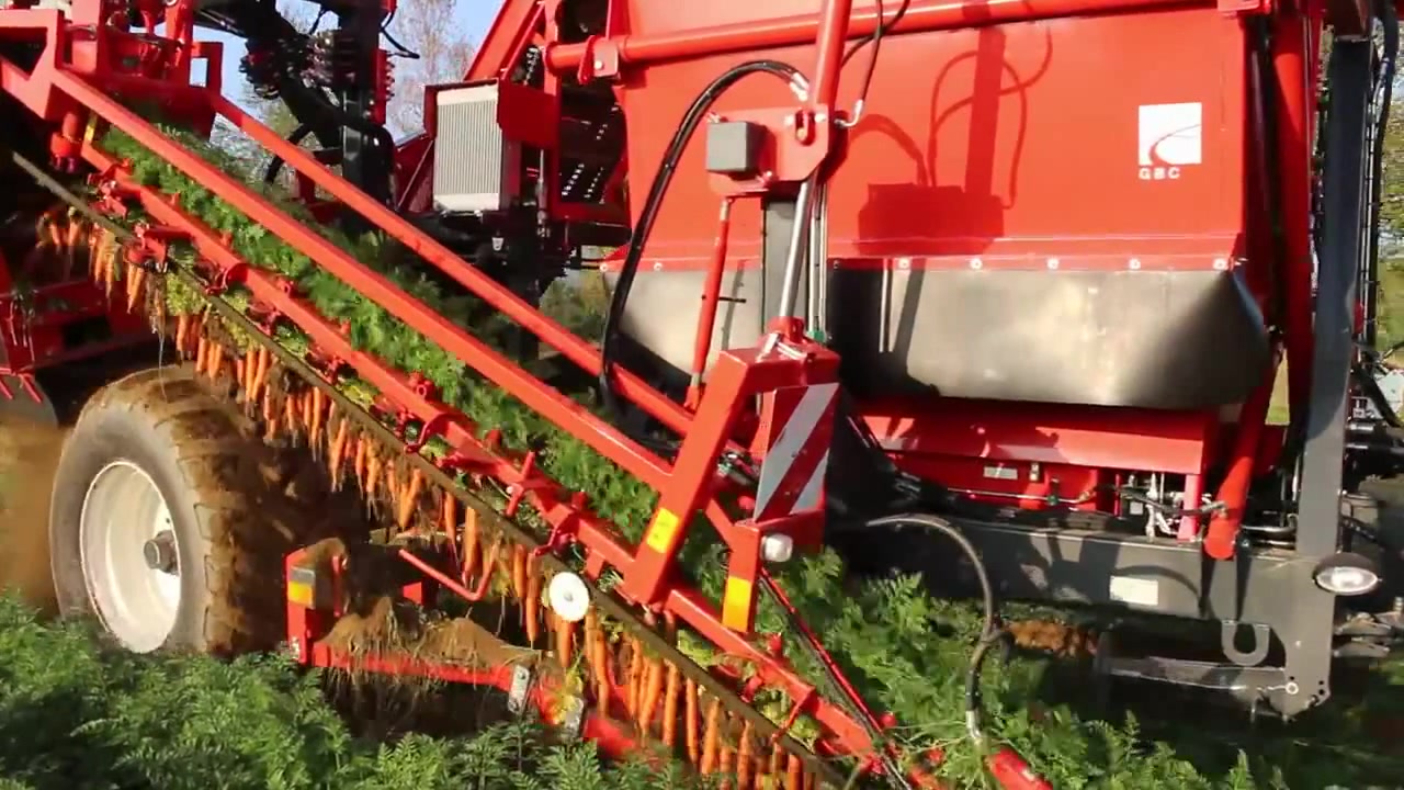 Carrot harvester DEWULF GBC with John Deere 5820 tractor ...