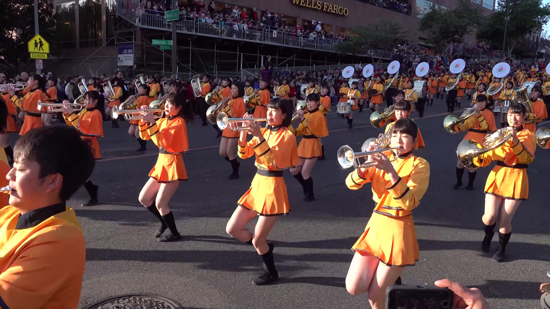 Таки япония. Kyoto Tachibana SHS Band Rose Parade 2018. Девушки из destination Calabria. Little boy Parade Kyoto School Band. Коуб парад японок под музыку.