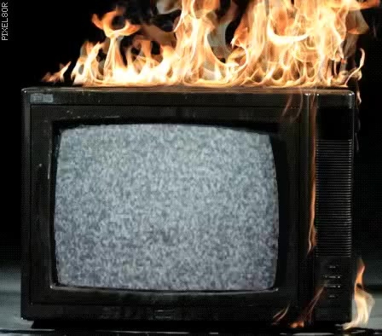 Загорелся телевизор причина. Горящий телевизор. Старый телевизор. Возгорание телевизора. Старый телевизор в огне.