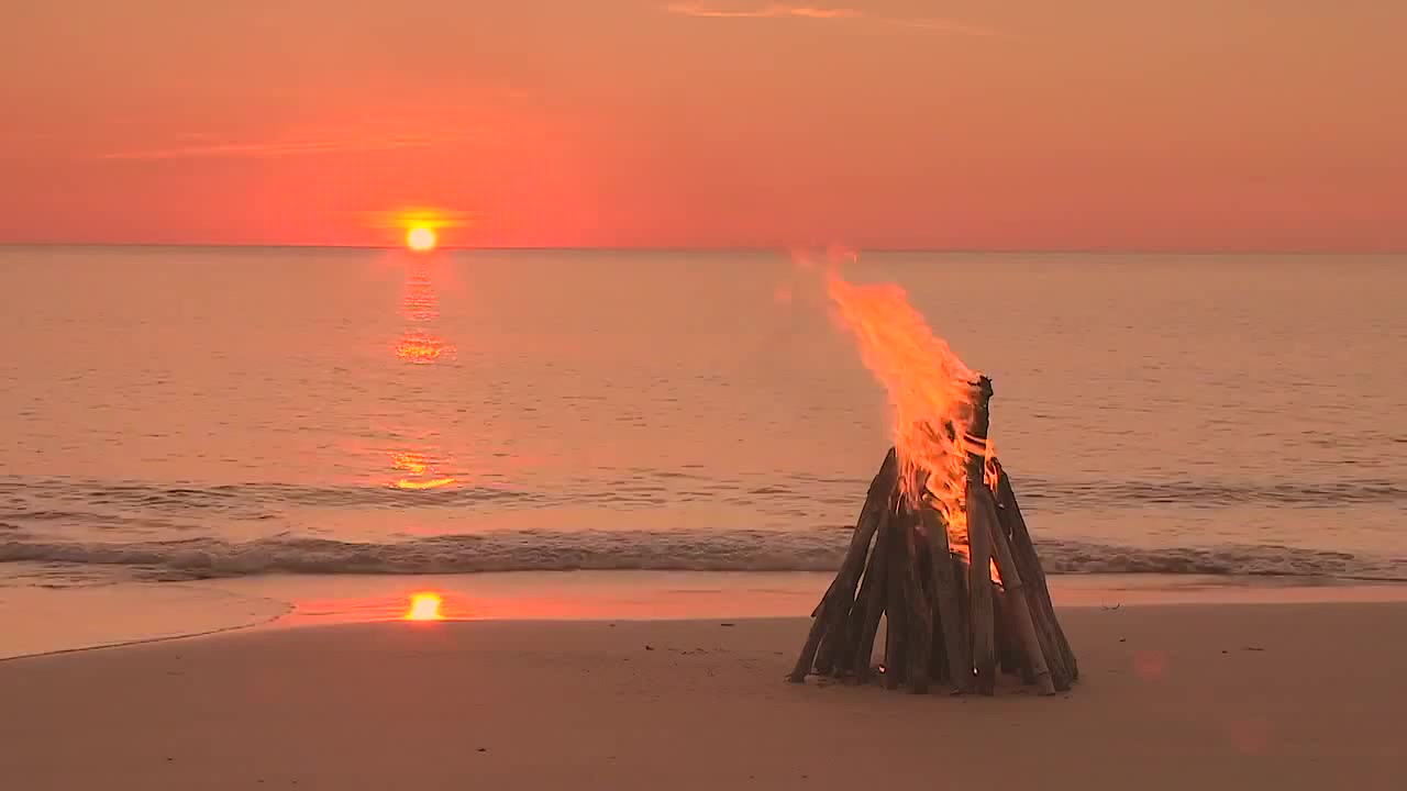 Костер на берегу моря на закате