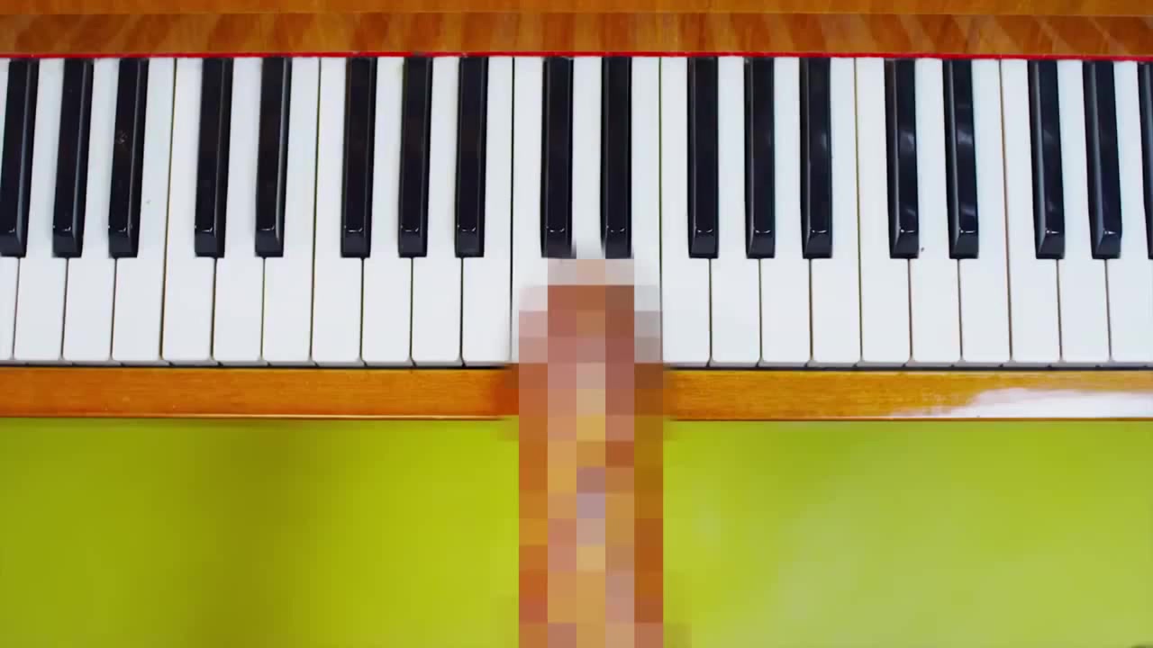 Si grecii au talent: canta la pian cu penisul (VIDEO)