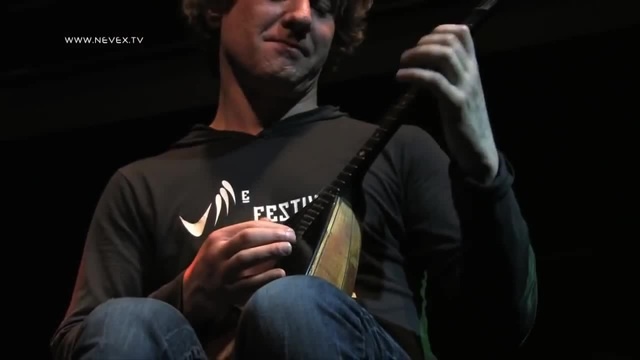 алексей архиповский балалайка. виртуозная игра на балалайке. играет на балалайке на телевидении zx. виртуозная игра на балалайке. архиповский балалайка.